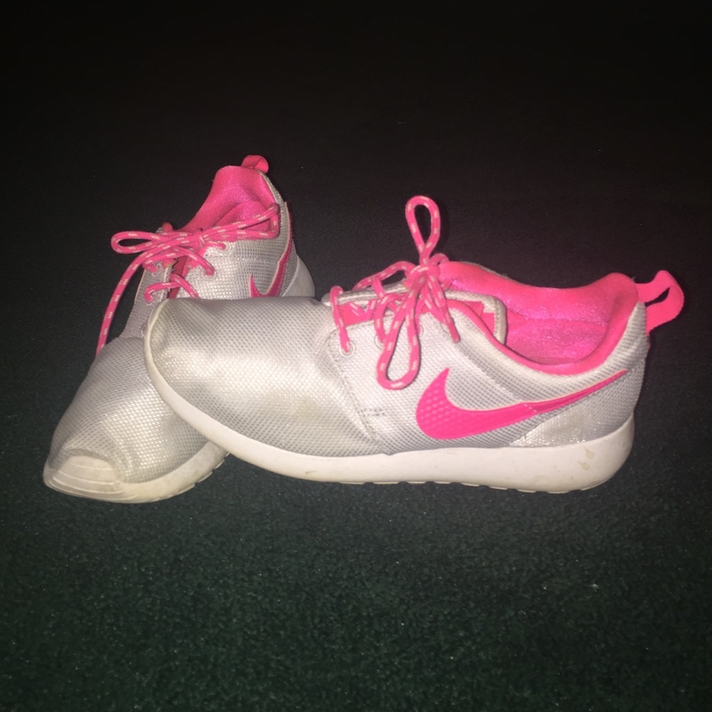 Silver & Pink Nike Roche Size 7